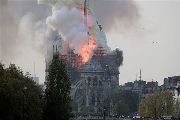 شيخ الأزهر يعرب عن حزنه تجاه حريق كاتدرائية نوتردام