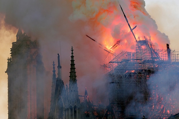 شيخ الأزهر يعرب عن حزنه تجاه حريق كاتدرائية نوتردام