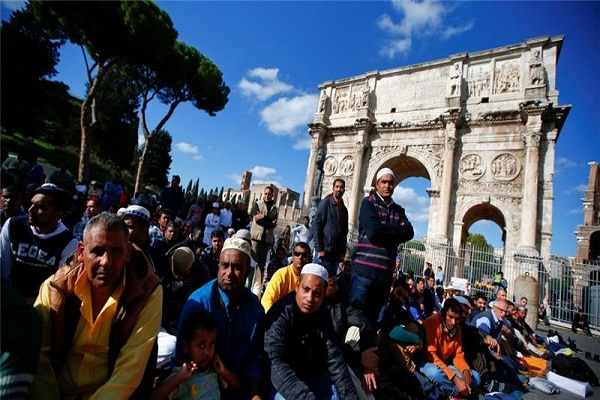 Muslims Stage Protest Prayers in Rome