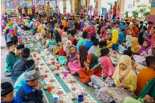 Ramadan di Malaysia, Dari Shaf Salat yang Rapi hingga Pasar Penuh Diskon