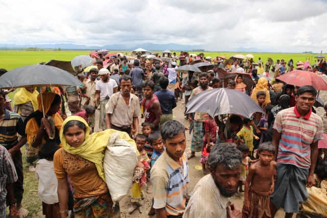 Arakanlı Müslümanlar Bangladeş sınırına kaçıyor