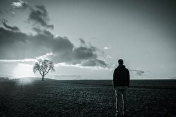 مَنْ رَضِيَ عَنْ نَفْسِه كَثُرَ السّاخِطُ عَلَيْهِ