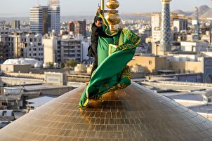In Bildern: Flagge des Imam-Reza-Schreins nach Ende der Trauerprozessionen geändert