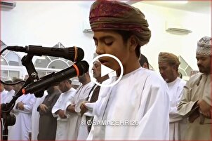 Omani Teenage Qari Recites Quran during Congregational Prayers (+Video)