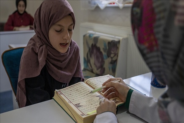 Children learning Quran in Turkey