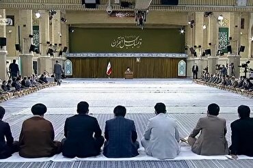 Leader Attends Quran Recitation Session on First Day of Ramadan