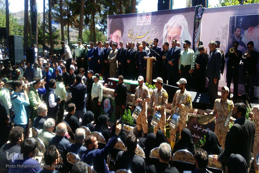 پیکر پدر شعر انقلاب در خاک آرام گرفت پیکر پدر شعر انقلاب در خاک آرام گرفت