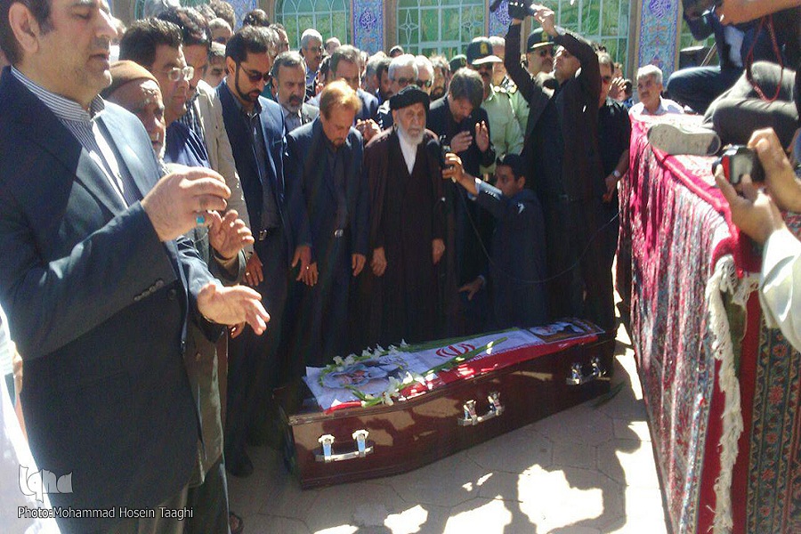 پیکر پدر شعر انقلاب در خاک آرام گرفت پیکر پدر شعر انقلاب در خاک آرام گرفت