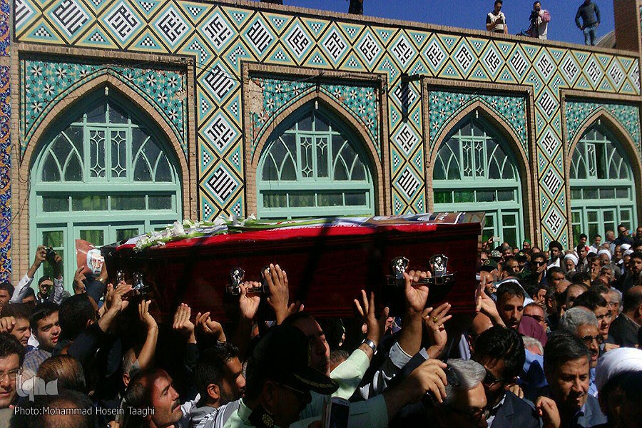 پیکر پدر شعر انقلاب در خاک آرام گرفت پیکر پدر شعر انقلاب در خاک آرام گرفت