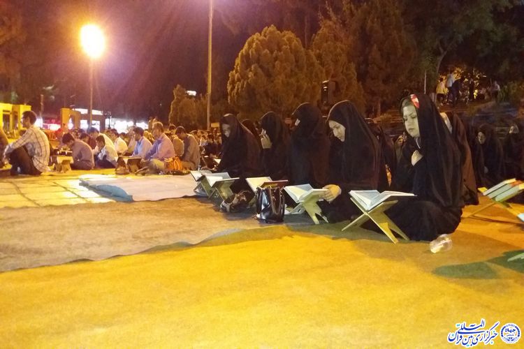 شبی با حافظان و قاریان قرآن در شهر نورانی شبی با حافظان و قاریان قرآن در شهر نورانی