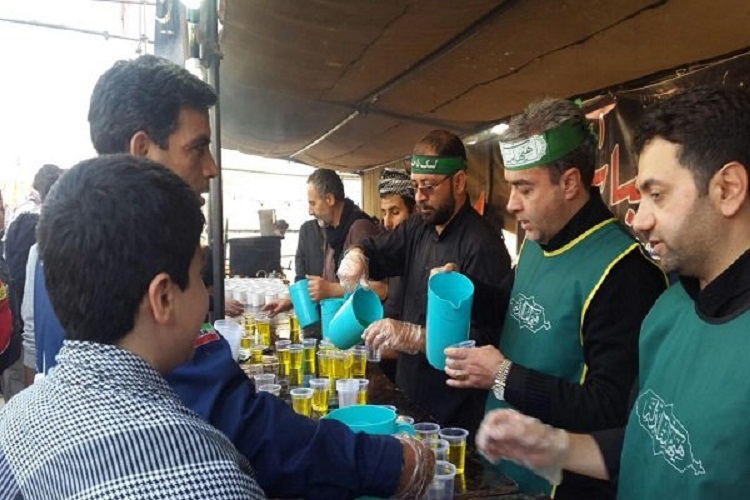 موکب امام رضا(ع) در کربلای معلی به زائران خدمت رسانی می کند