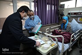 توزیع غذای حضرتی سیدالکریم(ع) میان بیماران کرونایی