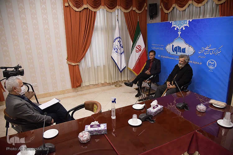 همه سرمشق&zwnj;های مدرس در خوشنویسی، درس بی&zwnj;رنگی است