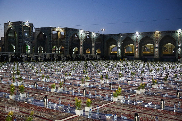 اجرای سنت &laquo;افطاری ساده&raquo; در جوار امام هشتم(ع)