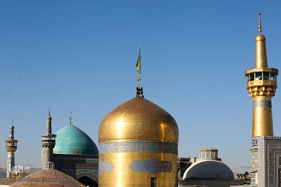 اهتزاز پرچم کرامت در حرم علی بن موسی الرضا(ع)