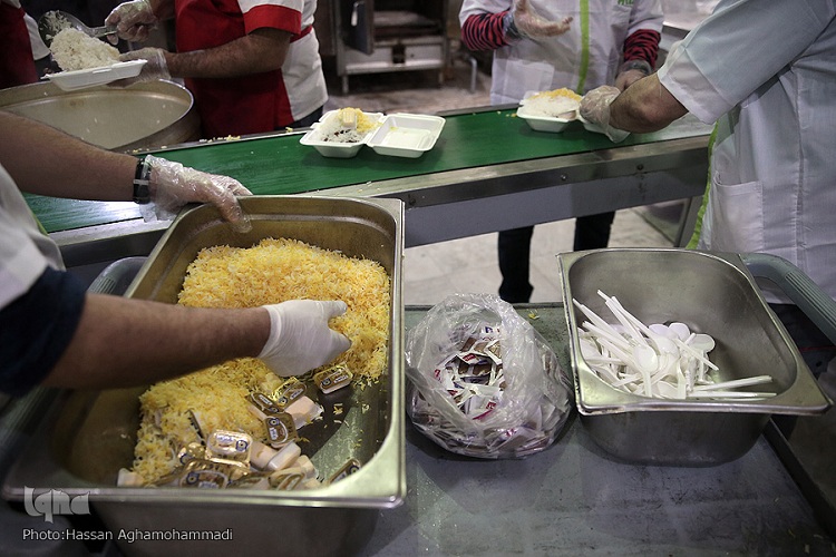 توزیع 2500 پرس غذای گرم به مناسبت ولادت امام رضا(ع) در تایباد