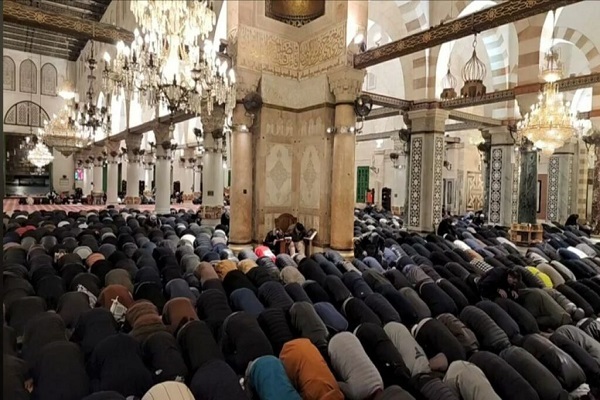 حضور هزاران فلسطینی در نماز صبح مسجدالاقصی/ وزیر انگلیسی نماز اقامه کرد