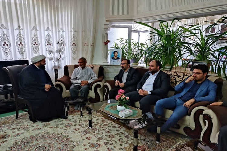 دیدار استاندار خراسان رضوی با خانواده شهیدان عاصمی و زاده اکبر