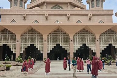 فیلم |‌ حجاب توریست‌های غیرمسلمان در بازدید از مسجد پوترا مالزی