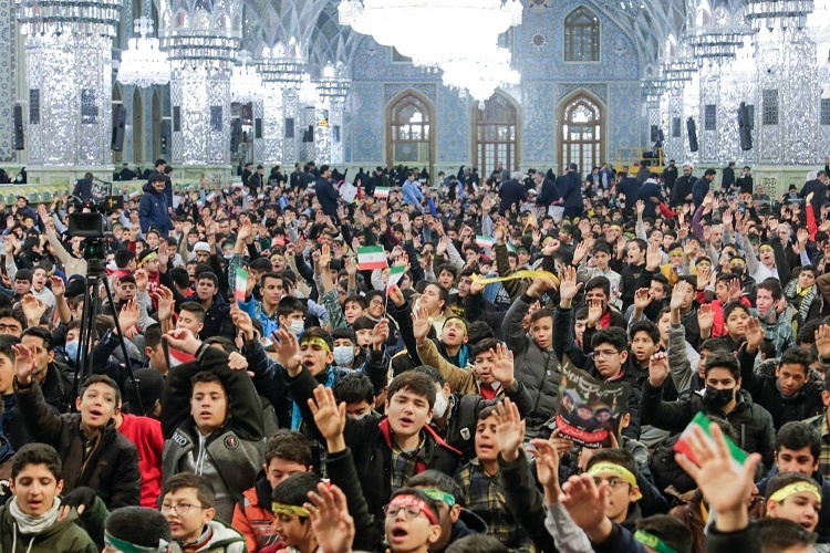 گردهمایی نوجوانان مشهدی به یاد سه دانش‌آموز شهید حادثه حرم شاهچراغ(ع)