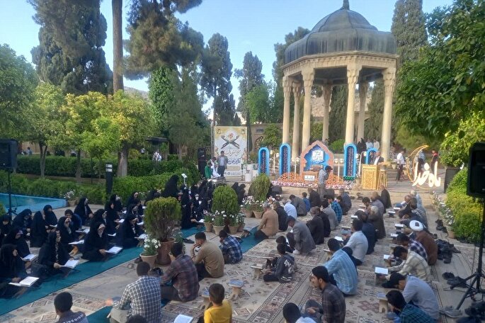 برگزاری محفل انس با قرآن در جوار آرامگاه لسان‌الغیب