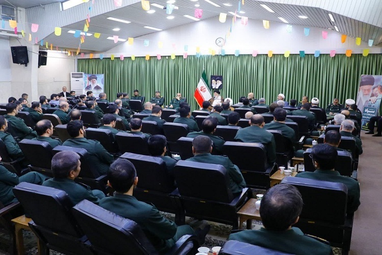 آیت‌الله سیداحمد علم‌الهدی، نماینده ولی‌ فقیه در خراسان رضوی، در دیدار با سردار سیدهاشم غیاثی، فرمانده سپاه امام رضا(ع)