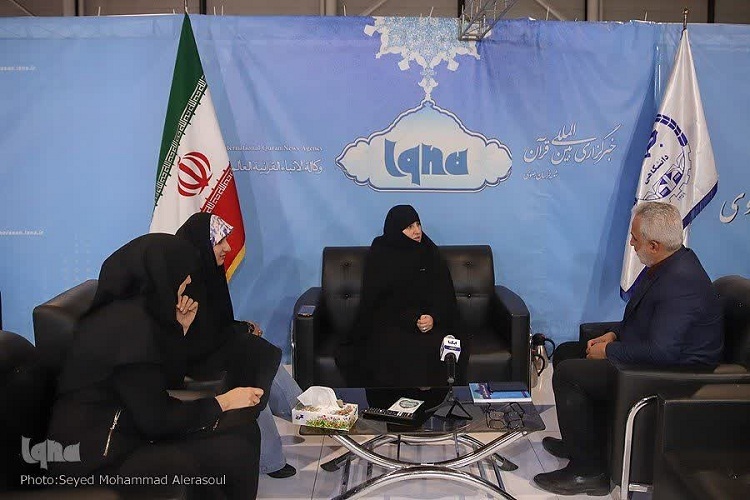 کیمیا کبیری، مؤلف کتاب آموزش روخوانی قرآن کریم و مدرس قرآن کریم غرفه ایکنا در هفدهمین نمایشگاه بینالمللی قرآن و عترت کیمیا کبیری، مؤلف کتاب آموزش روخوانی قرآن کریم و مدرس قرآن کریم غرفه ایکنا در هفدهمین نمایشگاه بینالمللی قرآن و عترت