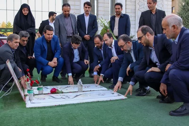 ادای احترام استاندار خراسان رضوی به مقام والای شهدا در آغازین روز هفته دولت