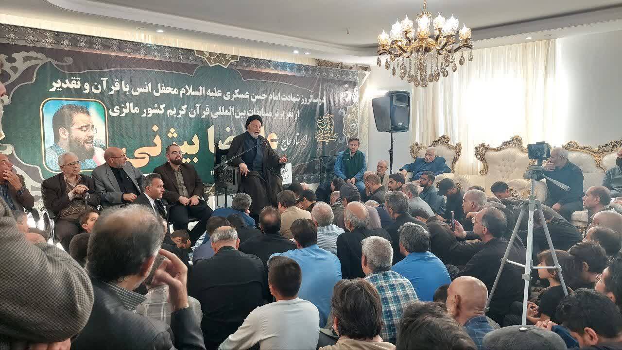 تجلیل از قاری برتر مسابقات بین‌المللی قرآن کریم کشور مالزی در مشهد