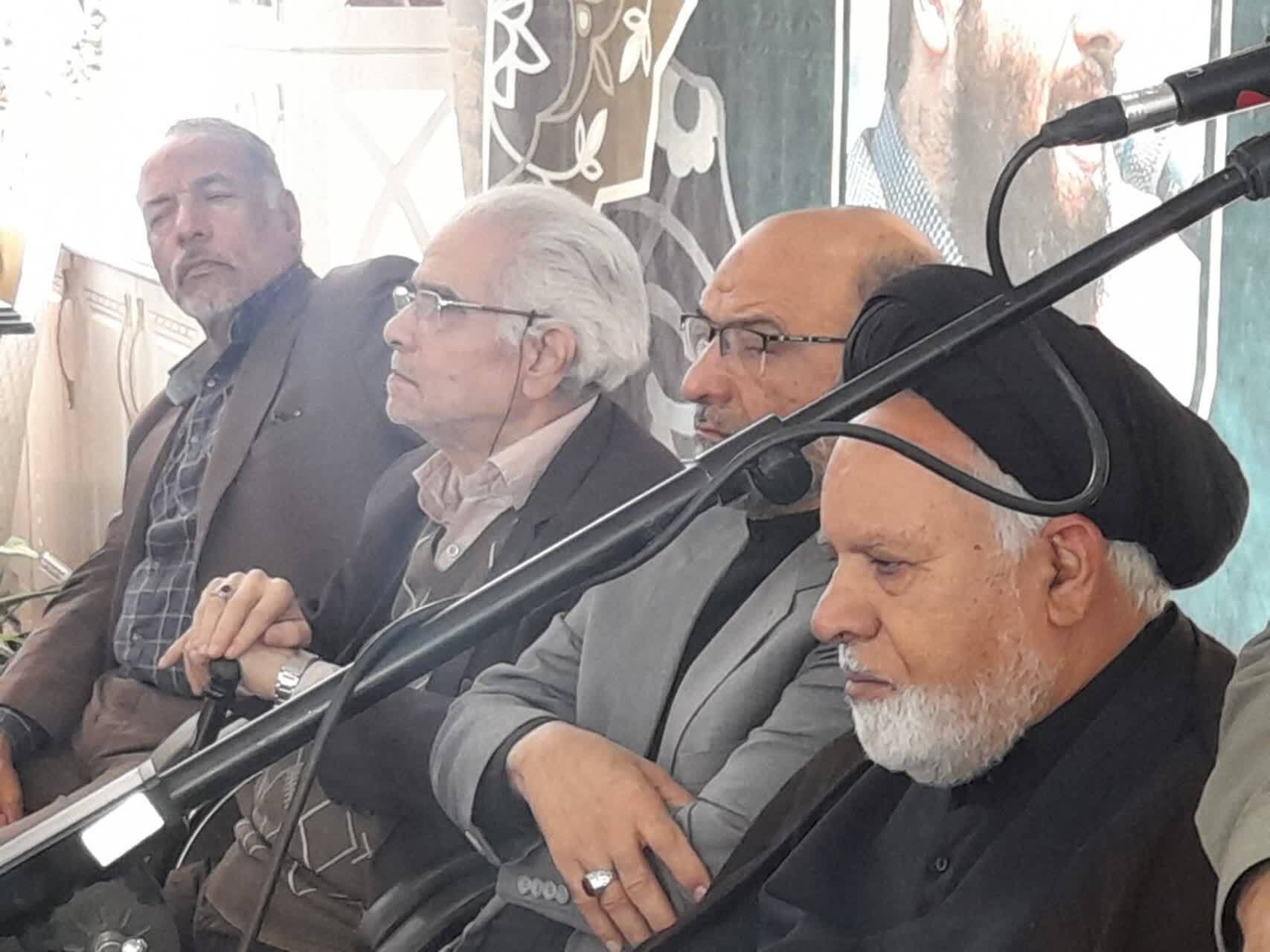 تجلیل از قاری برتر مسابقات بین‌المللی قرآن کریم کشور مالزی در مشهد