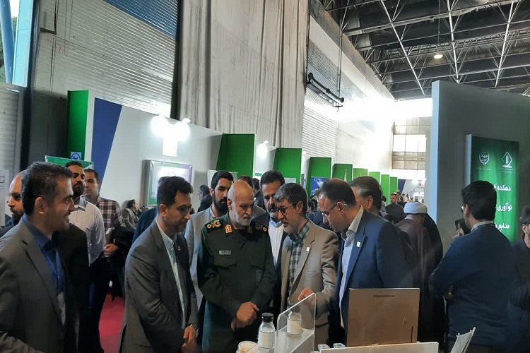 یازدید فرمانده سپاه امام رضا(ع) از نمایشگاه پژوهش و فناوری خراسان رضوی