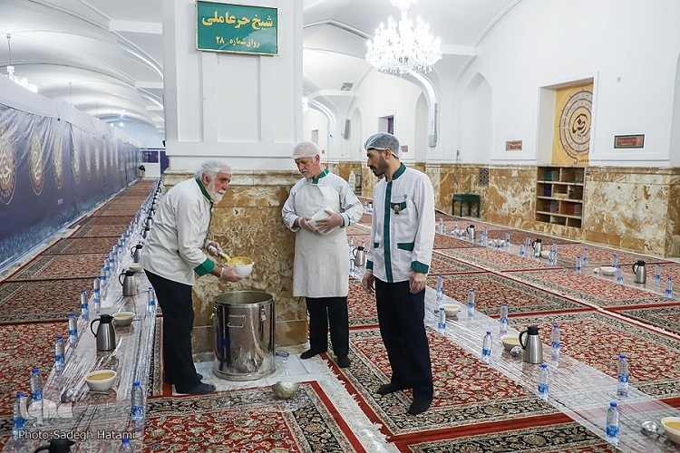 توزیع 700 هزار بسته‌ افطاری سبک در بین روزه‌داران حرم مطهر رضوی