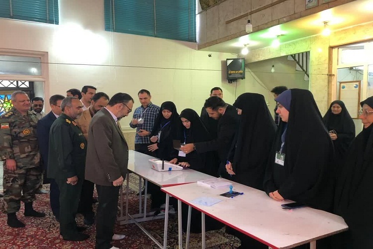 استاندار خراسان رضوی پای صندوق رأی