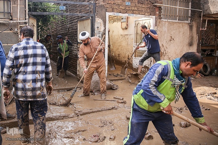 خدمت‌رسانی آستان قدس رضوی به سیل‌زدگان مشهدی