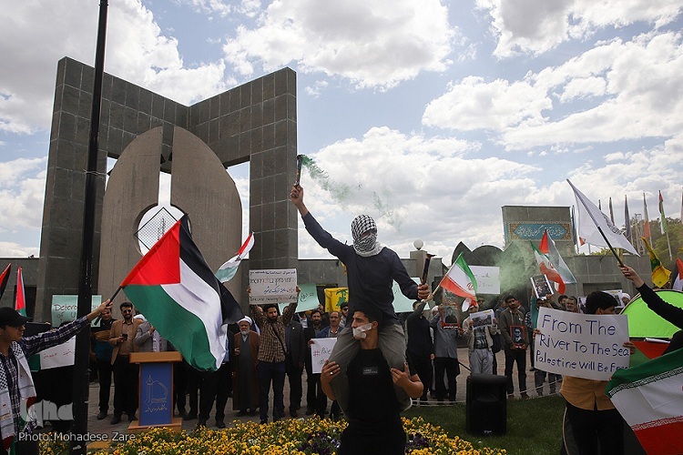 مراسم تجمع اعتراض‌آمیز دانشجویان خراسان رضوی در دفاع از دانشجویان حق‌طلب دانشگاه‌های آمریکا در مقابل دانشگاه فردوسی مشهد