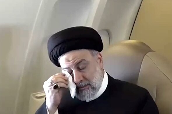 فیلم | اشک‌های شهید رئیسی به یاد شهدا در راه سفر به نیویورک
