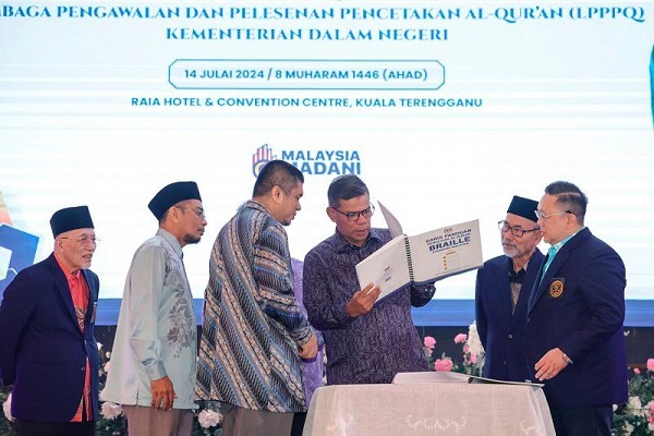 تأکید وزیر کشور مالزی بر نظارت بر انتشار قرآن‌های دیجیتال و بریل