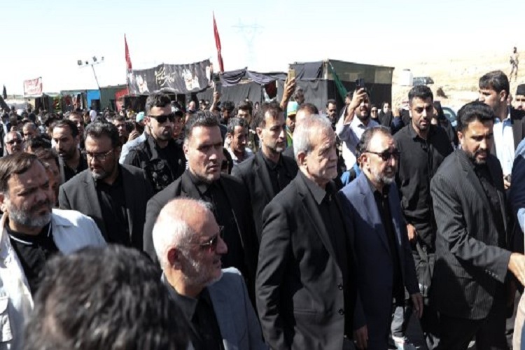 حضور رئیس جمهور در مسیر و میان زائران امام رضا(ع)