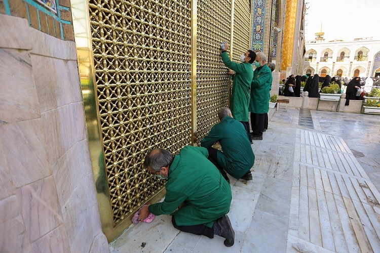 تطهیر و غبارروبی پنجره‌های فولاد حرم مطهر رضوی