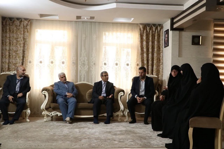 دیدار استاندار خراسان رضوی با خانواده شهید عرفایی دیدار استاندار خراسان رضوی با خانواده شهید عرفایی