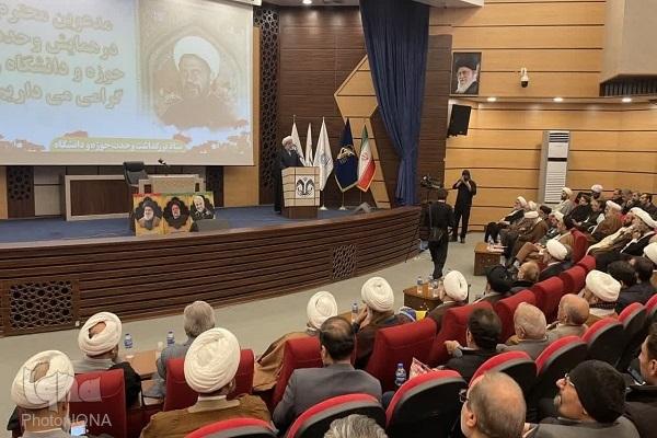 علم و ایمان دو معیار بزرگی انسان است