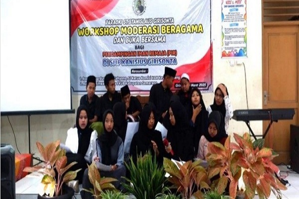 میزبانی مدرسه مسیحیان اندونزی از مراسم افطار