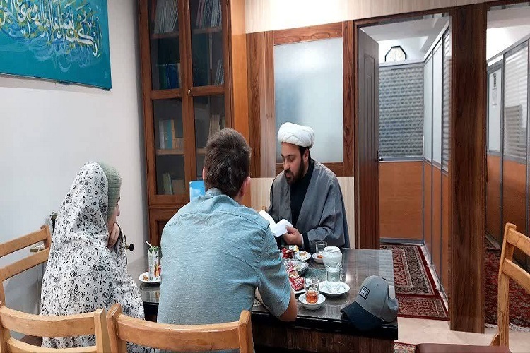 تشرف جوان روسی به دین اسلام در بارگاه نورانی ثامن‌الحجج(ع)