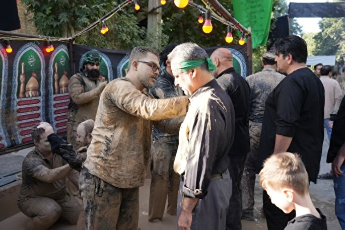 عکس | آیین گِل مالی مردم خرم‌آباد در عاشورای حسینی