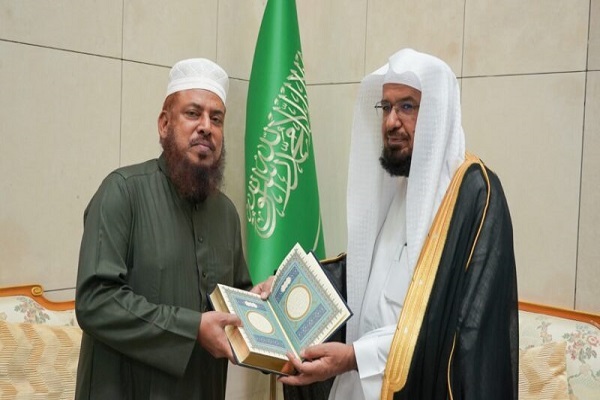 اهدای قرآن مجمع ملک فهد به رئیس انجمن حدیث بنگلادش