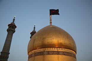 فیلم | اهتزاز پرچم عزای حسینی بر فراز گنبد منور کریمه اهل بیت(ع)