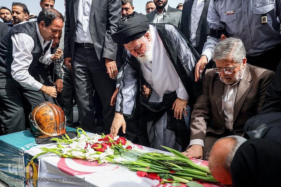 تشییع پیکر شهید آتشنشان رضا فخریان در مشهد تشییع پیکر شهید آتشنشان رضا فخریان در مشهد