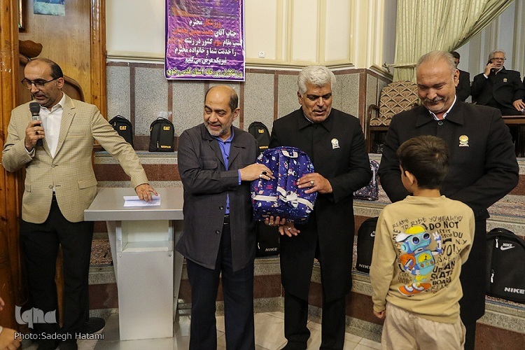 آیین اهدای ۲۵ هزار بسته لوازم‌ تحریر به خانواده‌های کم‌بضاعت