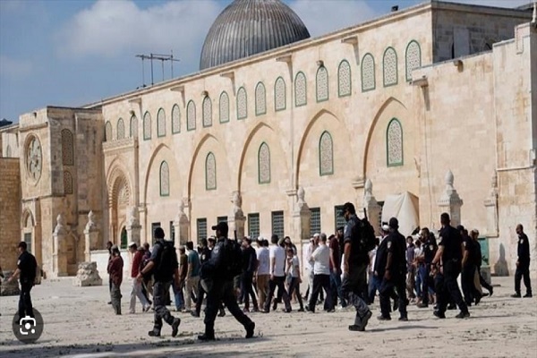 حضور ۴۵ هزار فلسطینی در نماز جمعه مسجد الاقصی و محکومیت یورش‌های یهودیان