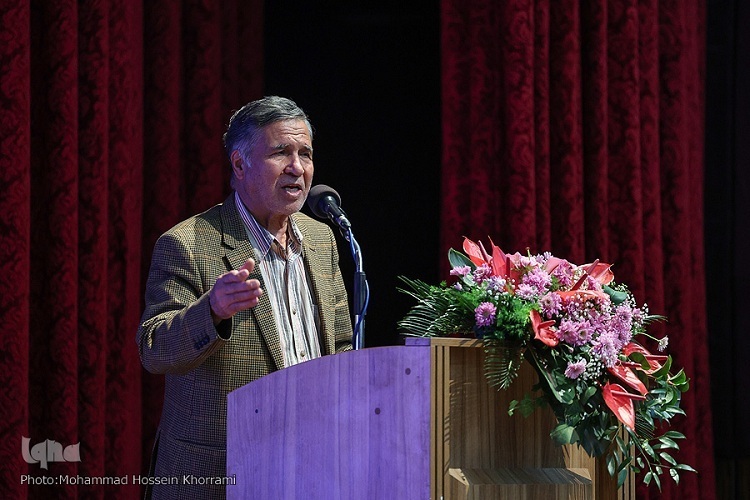 محمدجعفر یاحقی استاد ادبیات دانشگاه فردوسی مشهد